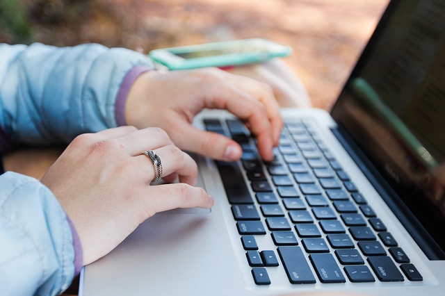 ruce, prsten, notebook